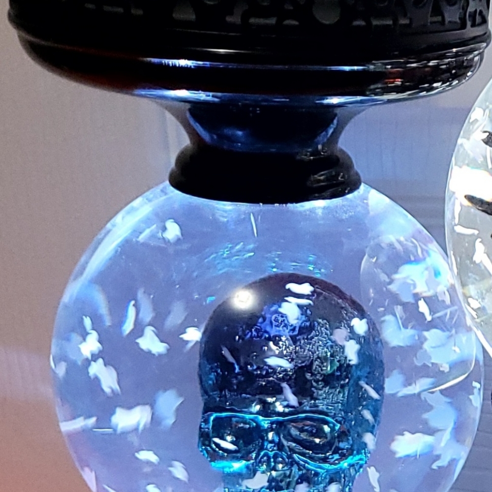 BBW SKULL PEDESTAL